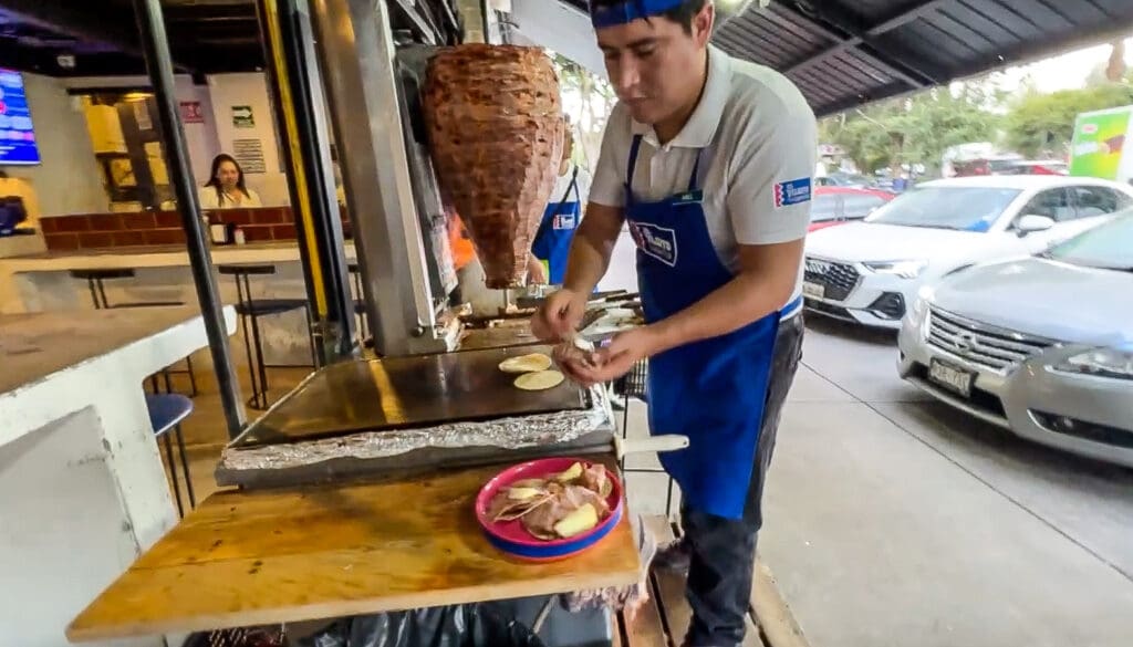 a waiter making tacos at El Vilsito